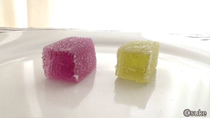 津山屋製菓「巨峰の味」紫色と黄緑色の断面画像
