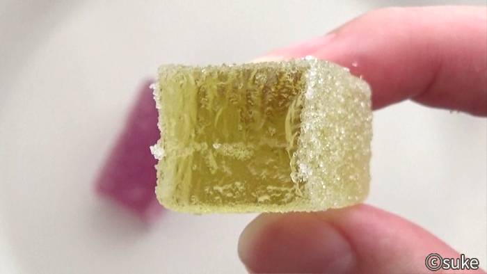 津山屋製菓「巨峰の味」黄緑色の中身をかじった画像
