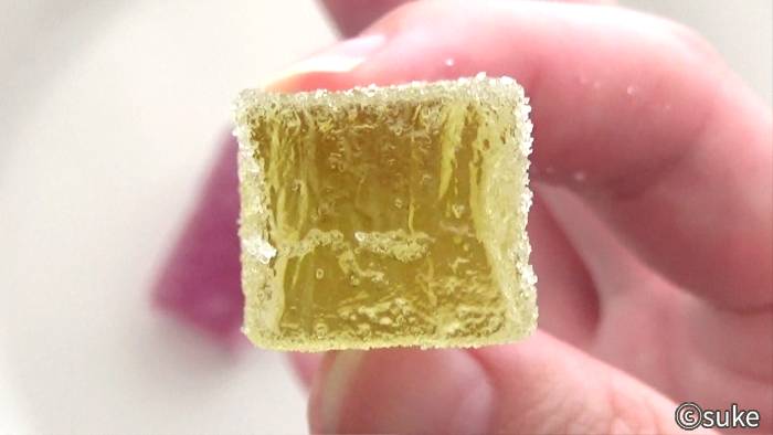 津山屋製菓「巨峰の味」黄緑色・断面の画像