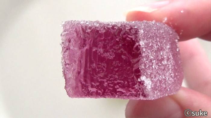 津山屋製菓「巨峰の味」紫色の中身をかじった画像