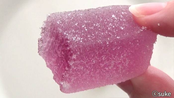 津山屋製菓「巨峰の味」紫色の中身をかじった横からの画像