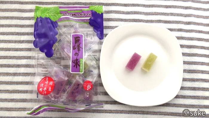 津山屋製菓「巨峰の味」パッケージと中身2個の画像