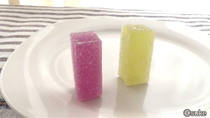 津山屋製菓「巨峰の味」紫色と黄緑色の中身を縦に置いた画像