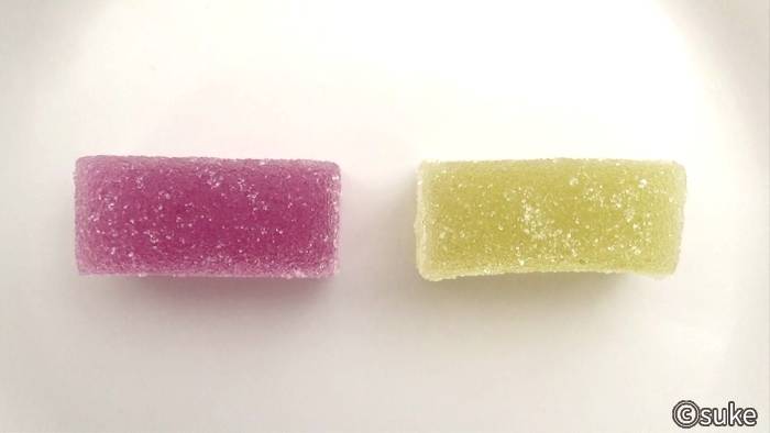 津山屋製菓「巨峰の味」中身・紫色と緑色の画像