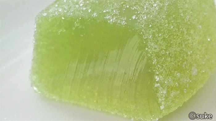 ノーベル やわらか果実ゼリー なめらかな舌触りのカットした緑色のゼリー断面拡大画像