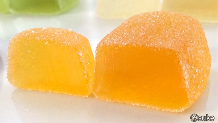 ノーベル やわらか果実ゼリー みかん味の橙色ゼリーをカットした断面画像