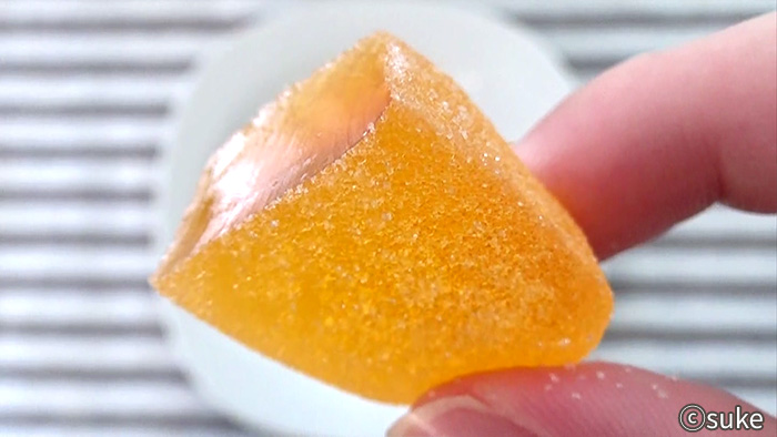 ノーベル やわらか果実ゼリー みかん味の橙色ゼリー・斜め下からの画像