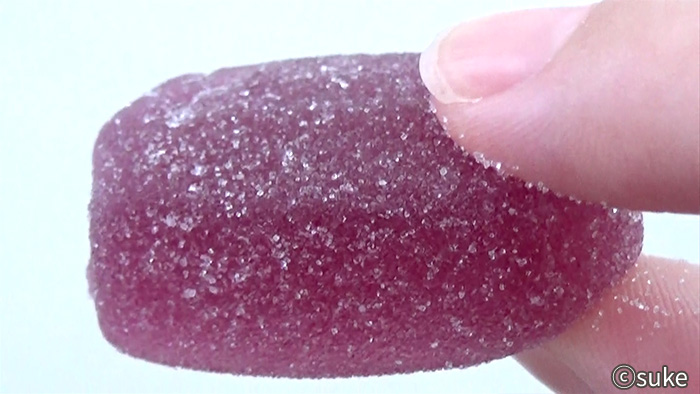ノーベル やわらか果実ゼリーを持つと微粒子の砂糖が指先につく画像
