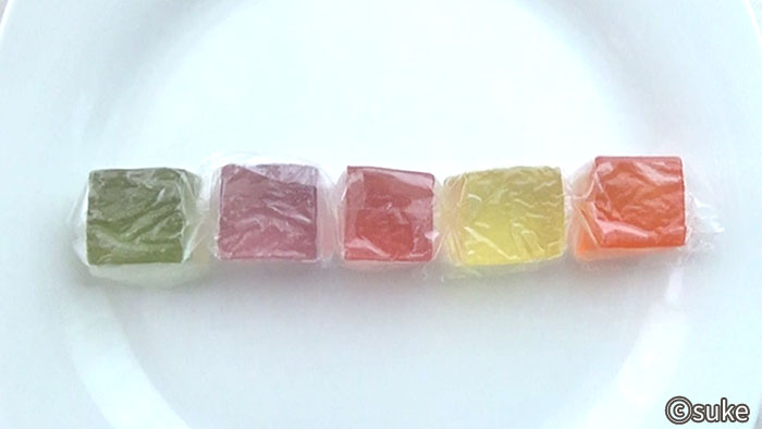 杉本屋製菓 ミックスゼリー 5色のゼリーを皿に並べた画像