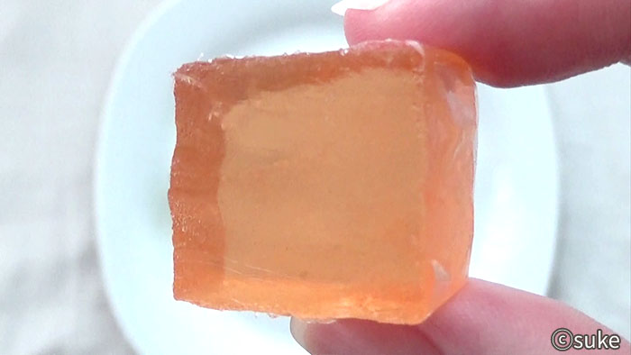 杉本屋製菓 ミックスゼリー オレンジをカットした斜めからの断面画像