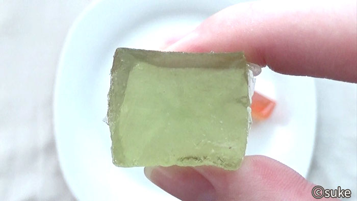 杉本屋製菓 ミックスゼリー 緑色を指で押した後の画像
