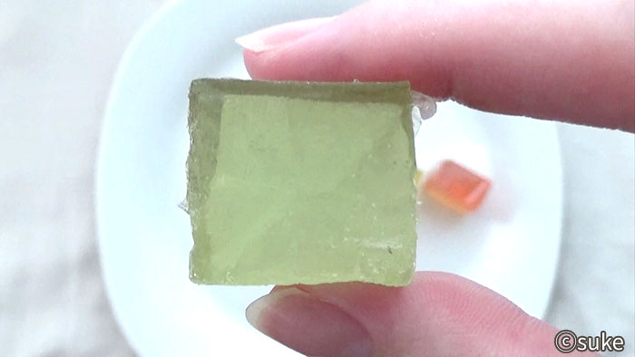 杉本屋製菓 ミックスゼリー 緑色を指で押す前の画像