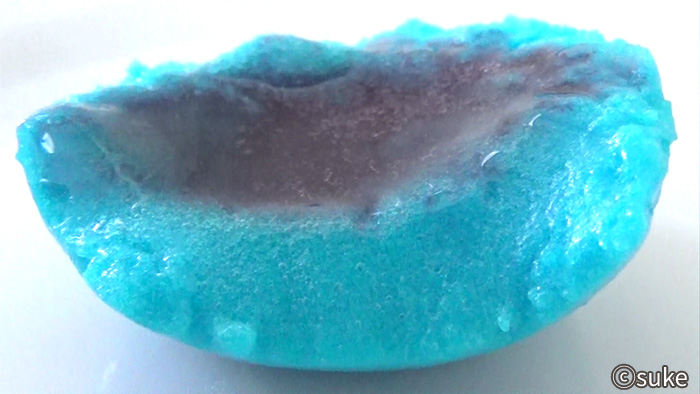 トローリ プラネットグミ 酸味の強いラズベリー風味の青いグミ部分の断面拡大画像