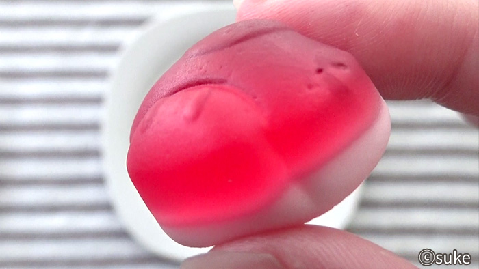 HARIBO スーパーマリオ グミ きのこの模様と顔が凸凹している画像