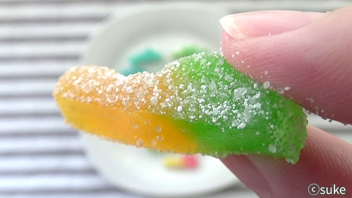 Trolli ファニバースサワーミックス オレンジ味とアップル味のキャンディ型グミ断面上からの画像