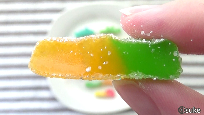 Trolli ファニバースサワーミックス オレンジ味とアップル味のキャンディ型グミ断面画像