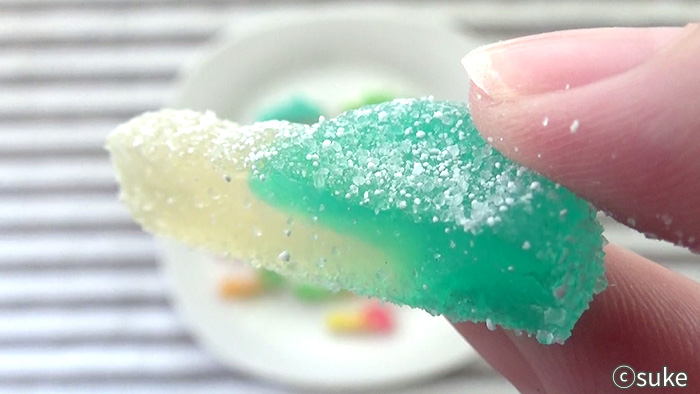 Trolli ファニバースサワーミックス チェリー味とラズベリー味のキャンディ型グミ断面上からの画像