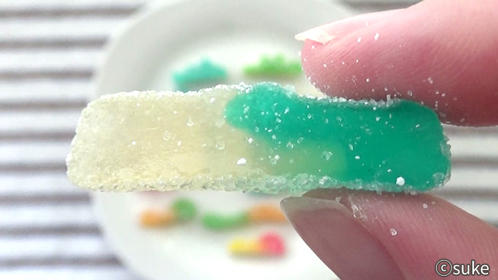 Trolli ファニバースサワーミックス チェリー味とラズベリー味のキャンディ型グミ断面画像