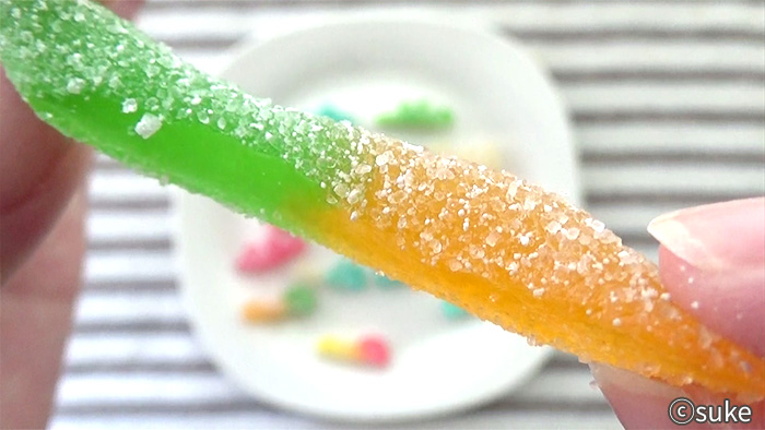 Trolli ファニバースサワーミックス オレンジ味とアップル味の芋虫型グミ断面上からの画像