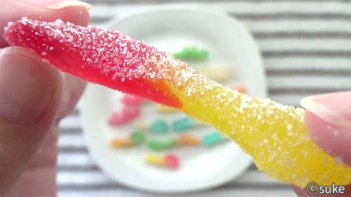 Trolli ファニバースサワーミックス レモン味とイチゴ味の芋虫型グミ断面上からの画像