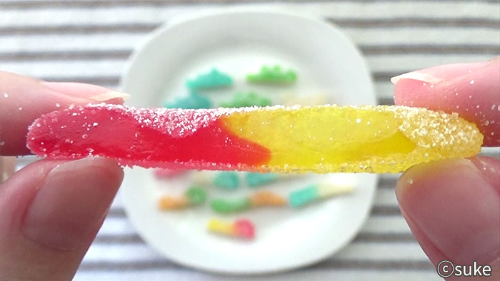 Trolli ファニバースサワーミックス レモン味とイチゴ味の芋虫型グミ断面画像