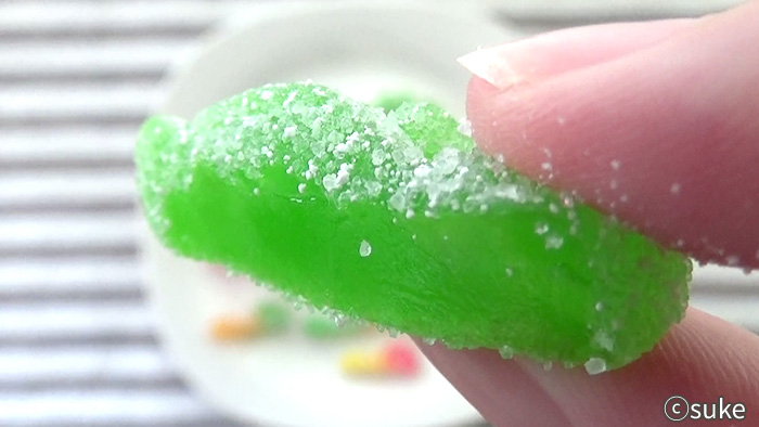 Trolli ファニバースサワーミックス 酸味のあるアップル味のトカゲ型グミ断面上からの画像