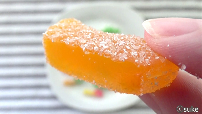 Trolli ファニバースサワーミックス オレンジ味のオレンジ型グミ断面上からの画像