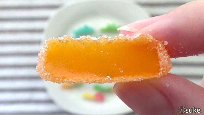 Trolli ファニバースサワーミックス オレンジ味のオレンジ型グミ断面画像