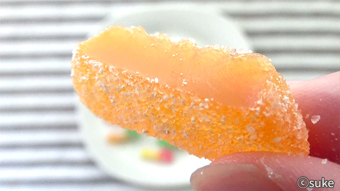 Trolli ファニバースサワーミックス オレンジ味のオレンジ型グミ断面下からの画像