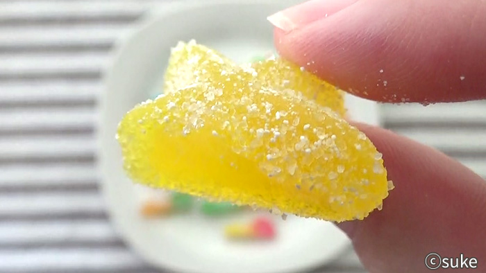 Trolli ファニバースサワーミックス レモン味のスター型グミ断面上からの画像