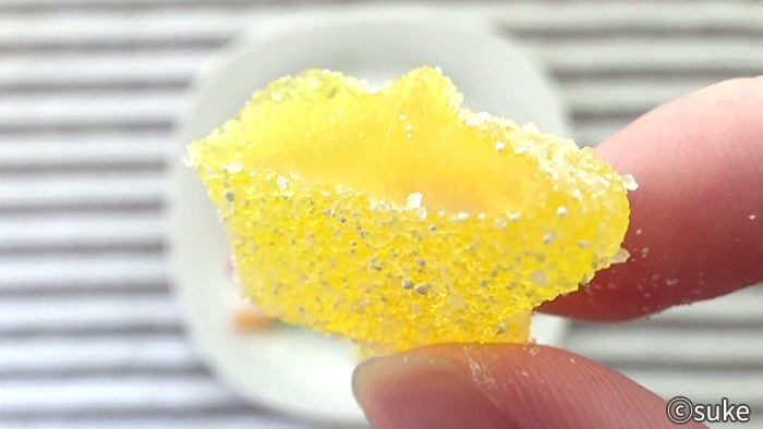 Trolli ファニバースサワーミックス レモン味のスター型グミ断面下からの画像