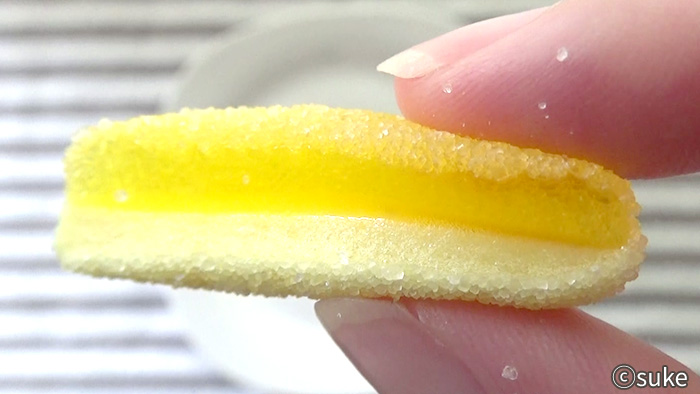 Trolli ファニバース スイートミックスグミ 甘い香りのバナナ断面ななめからの画像