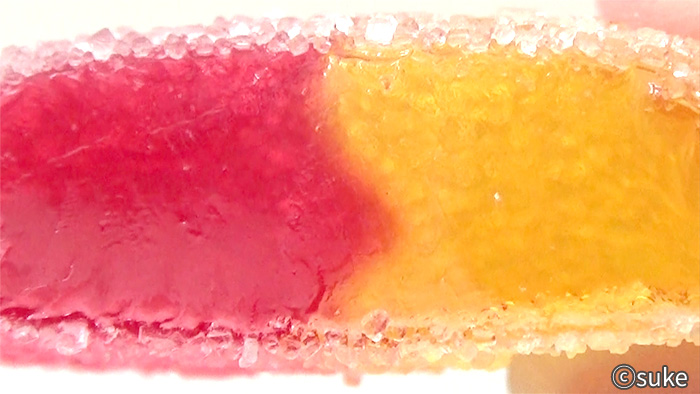 Trolli ファニバース スイートミックスグミ ハート アプリコット味とパッションフルーツ味の断面拡大画像
