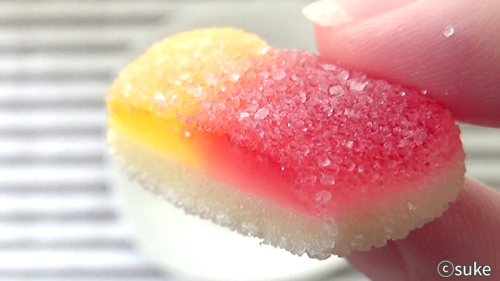 Trolli ファニバース スイートミックスグミ マシュマロ付きハート 濃いめのパッションフルーツ味の断面上部画像