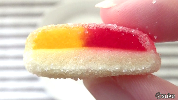 Trolli ファニバース スイートミックスグミ マシュマロ付きハート濃いめのパッションフルーツ味の断面画像