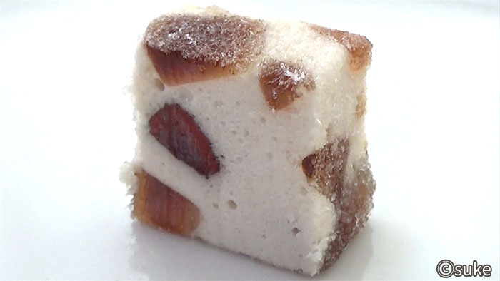 津山屋製菓 珈琲ふぁふぁ 白いムースの中に四角いコーヒーゼリーがちりばめられている断面画像