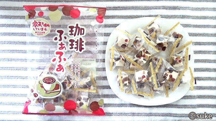 津山屋製菓 珈琲ふぁふぁのパッケージと袋の中身を皿に出して並べた画像