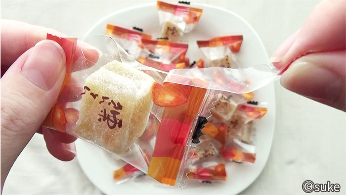 津山屋製菓 栗きんとんの個包装を開封している画像
