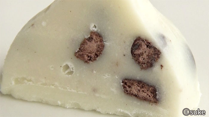ハーシー キス・クッキー&クリームのホワイトチョコとクッキーの断面拡大画像