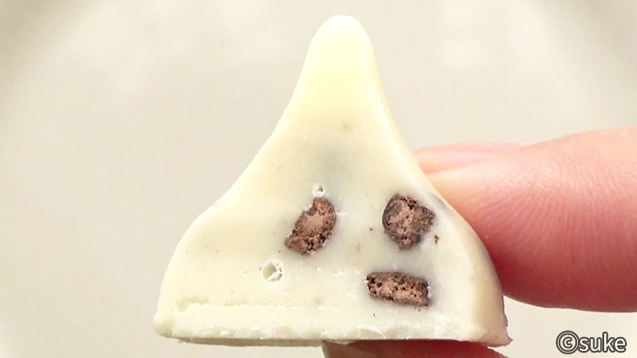 ハーシー キス・クッキー&クリームのクッキーの粒が見える断面画像