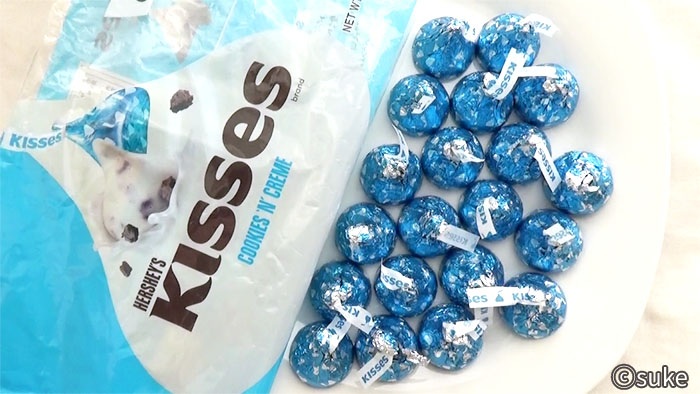 ハーシー キス・クッキー&クリームの個包装のチョコレートと外袋を並べた画像