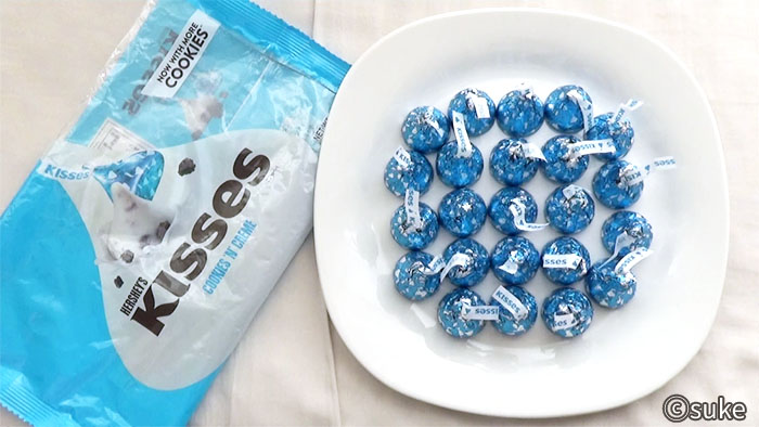 ハーシー キス・クッキー&クリームのチョコレートを皿に出して外袋と並べた画像