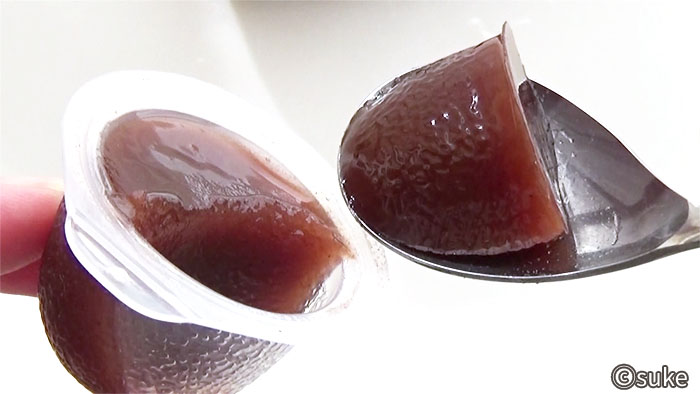 金城製菓 ミニ水ようかんをカップからスプーンですくっている画像